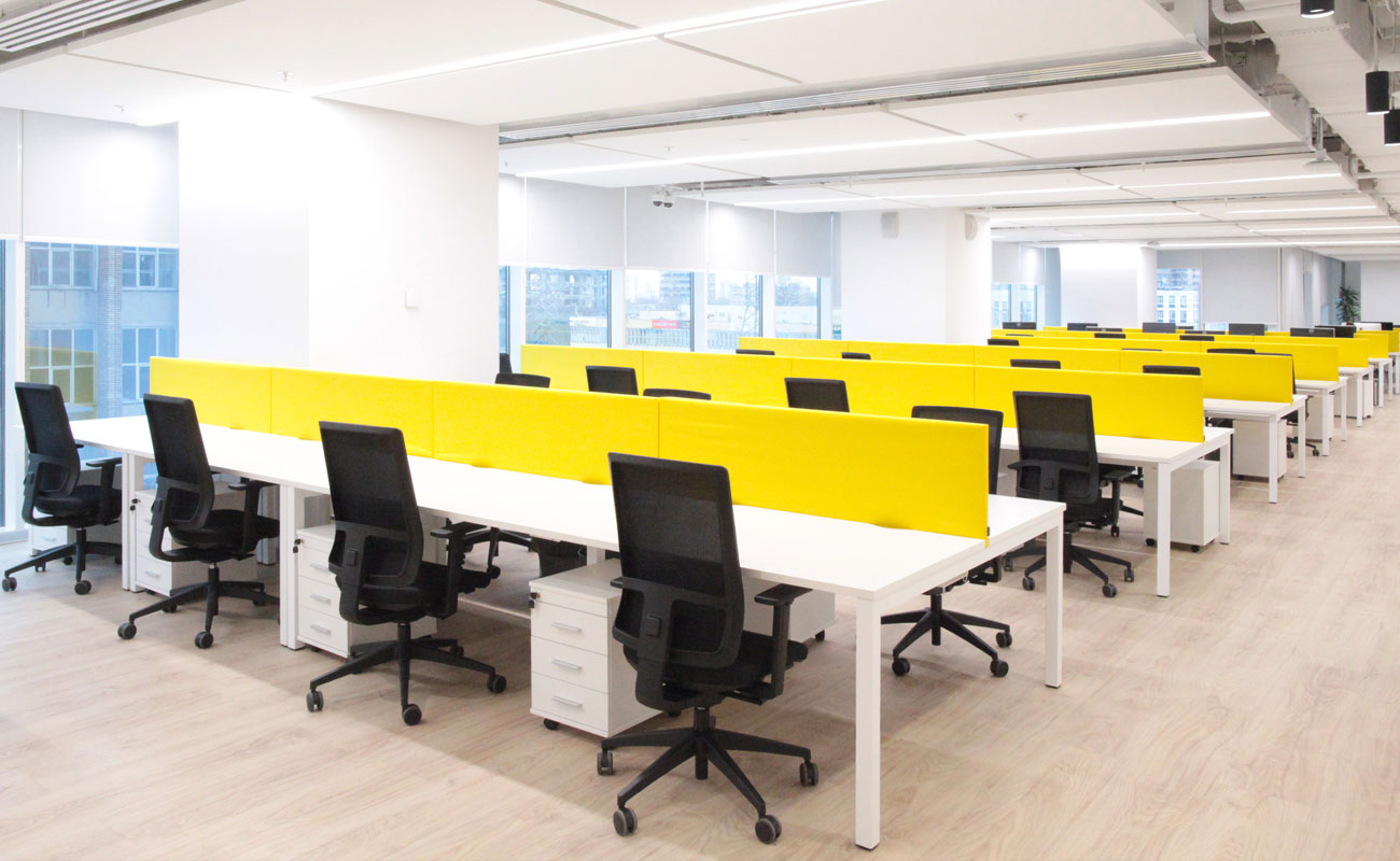 Офис open-space с многоместными bench-столами серии NEXUS