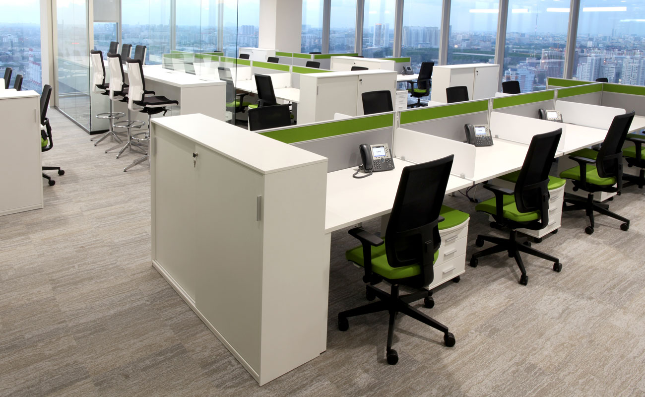 Офис open-space с четырехместными бенч-столами серии NEXUS