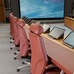 Конференц-стол из шпона эвкалипта со вставками из натуральной кожи
