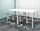 Высокий переговорный стол системы INTERPLAY в офисе X5 Retail Group