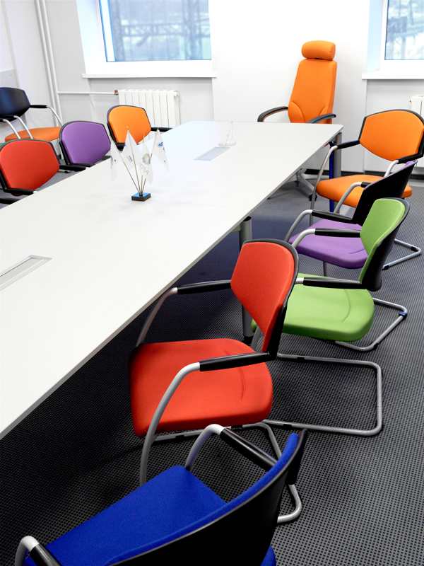 Офисный мир км ростов на дону. Orgspace f5141. Orgspace мебель BX95.5 переговорная. Стул офисный для переговорной. Разноцветные стулья в офисе.