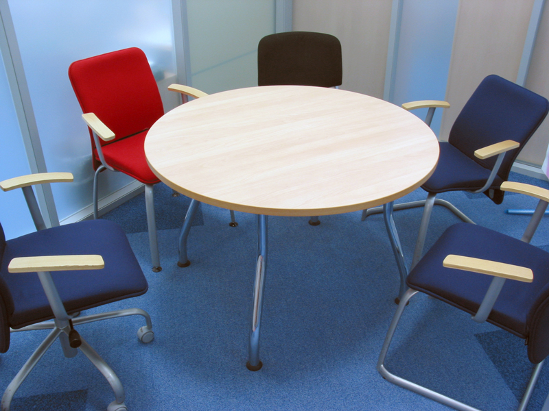 Модульные столы для школы. Стол переговорный Karstula f0098 орех Orgspace. Круглый стол для офиса. Стол круглый модульный для школы. Круглый офисный стол.
