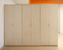 Высокие шкафы и гардеробы благодаря несущей задней стенке можно использовать для зонирования пространства